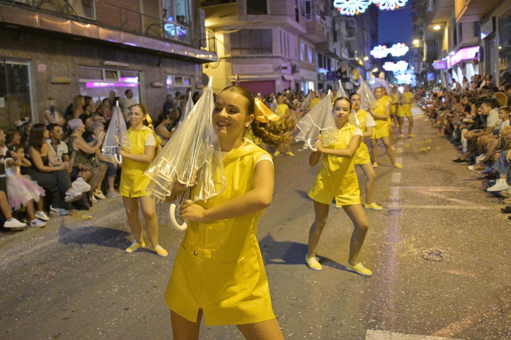 Derroche de musica y color en Santa Pola