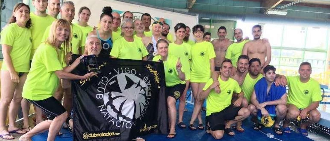 Componentes del equipo celebran el subcampeonato gallego.