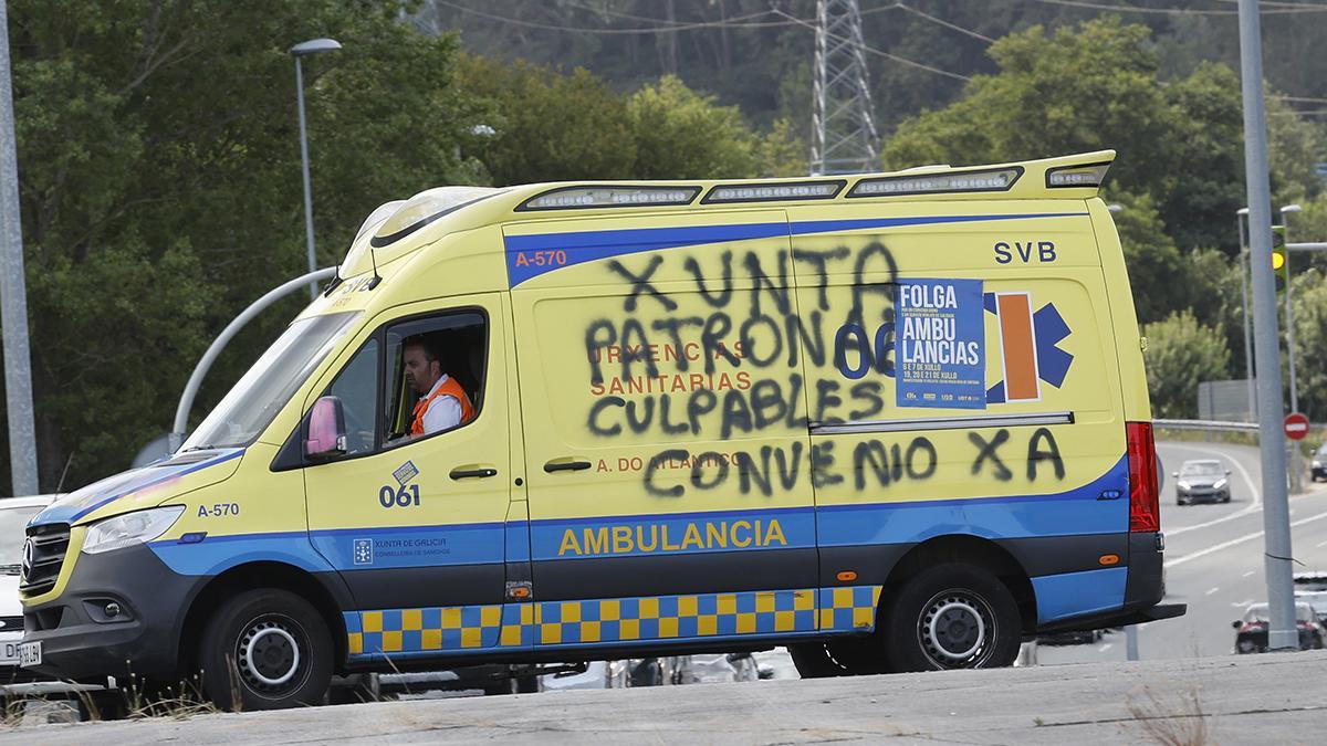 Un vehículo de Ambulancias do Atlántico, durante una huelga