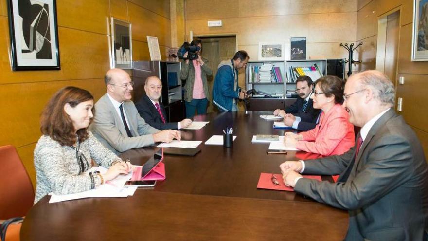 A la izquierda de la mesa, Pablo Vázquez, entre Berta Barrero y el delegado del Gobierno, Gabino de Lorenzo. A la derecha, Belén Fernández, entre el director de la Agencia Asturiana de Transportes y Movilidad, José Manuel Caldevilla, a su derecha, y el director general de Infraestructuras y Transportes, José María Pertierra.