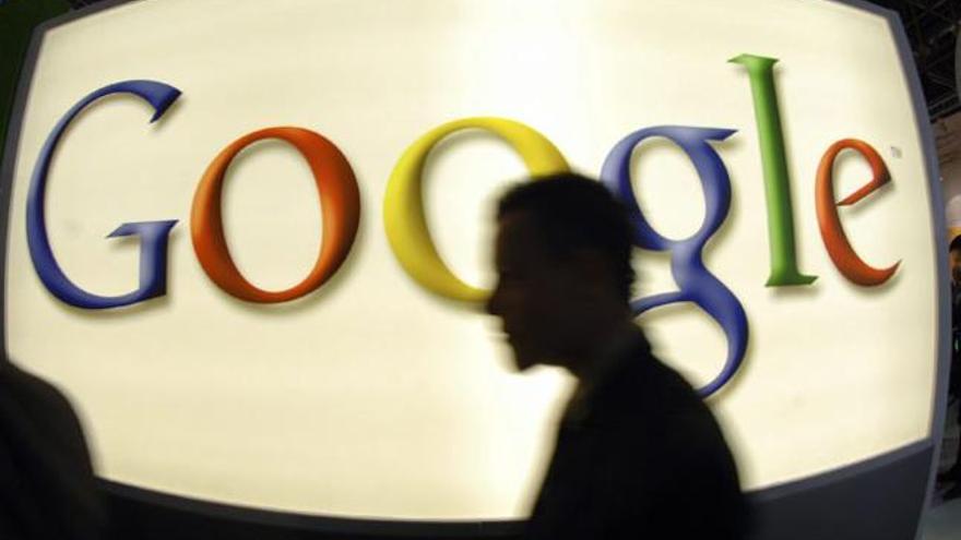 Un hombre pasa ante el logo de Google.