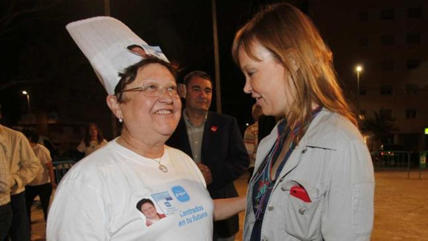 Luisa Pastor saluda a la ministra de Sanidad, Leire Pajín, en presencia del número dos de la lista del PSOE, Esteban Vallejo.
