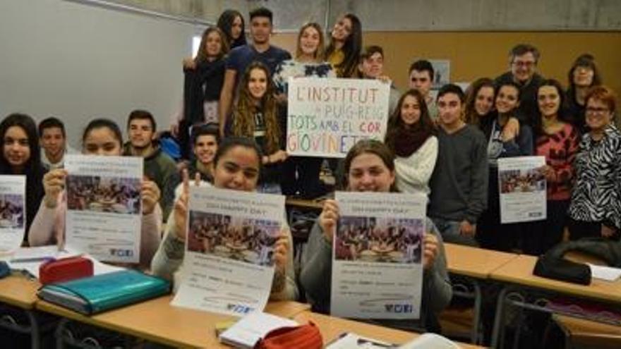 Alumnes de l&#039;institut de Puig-reig donant suport a Giovinetto