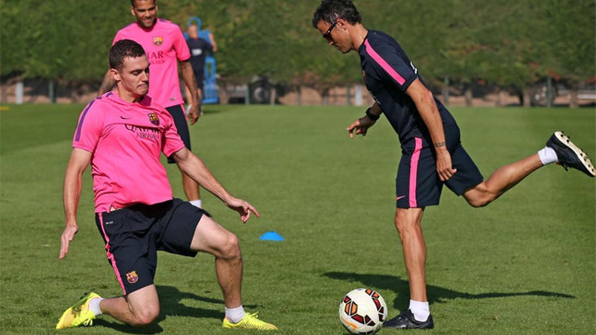 Luis Enrique junto a Alves y Vermaelen en un entrenamiento