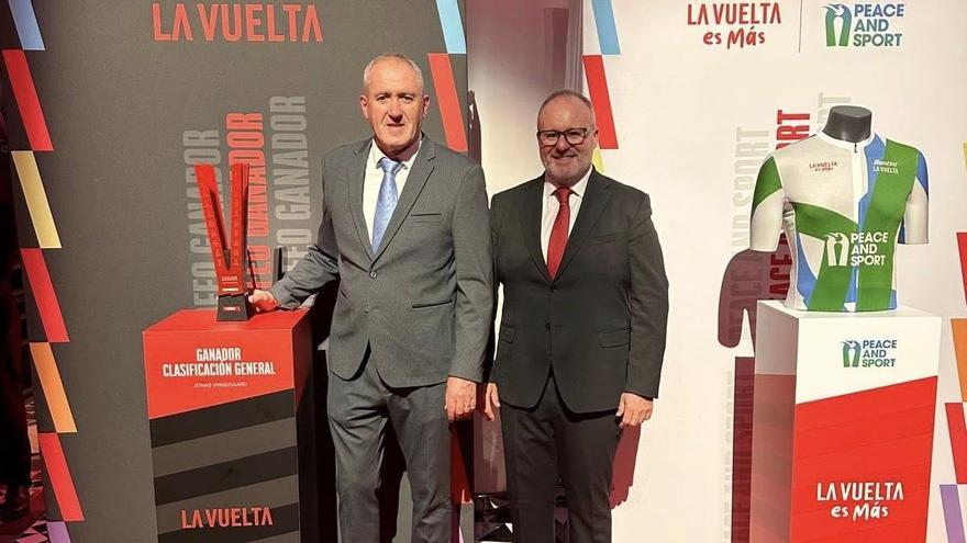 El alcalde y el concejal de Deportes de Xeraco, en la presentación de la Vuelta en Mónaco