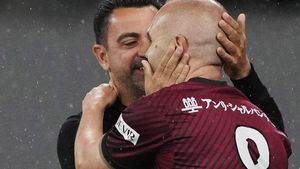 Andrés Iniesta abraza a Xavi Hernández, entrenador del Barça, en el partido amistoso celebrado entre el Vissel Kobe y el FC Barcelona en Tokyo, en junio del 2023.