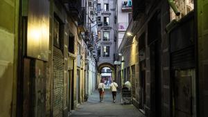 Una calle del Raval, en el distrito de Ciutat Vella, en Barcelona.