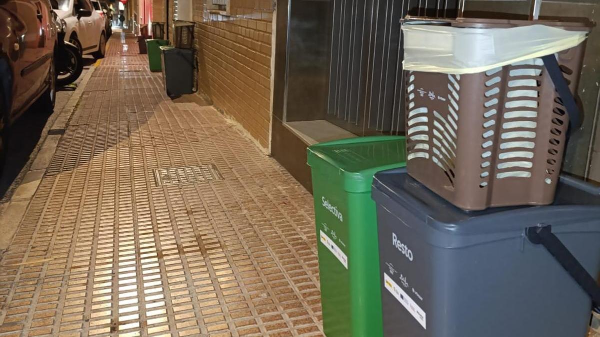 Así son los cubos que ha implantado Urbaser en Santa Pola para recoger la basura puerta a puerta en 1.600 viviendas