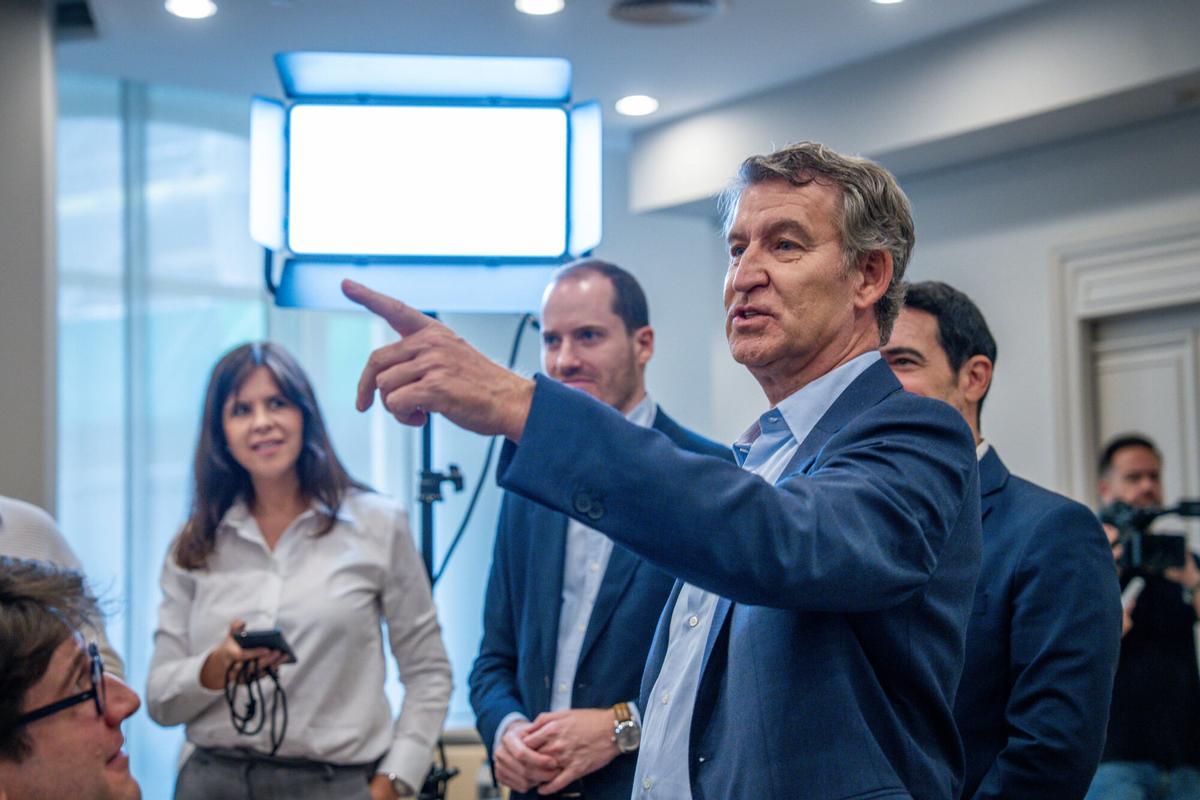 barcelona 11/07/2025 Política. El presidentedel PP, Alberto Núñe Feijóo, después de la reunión para tratar temas de seguridad con el portavoz del PP en el ayuntamiento de Barcelona, Daniel Sirera y el presidente provincial del PP de Barcelona, Manuel Reyes. AUTOR: JORDI OTIX. Política. Partido Popular. Reunión. Barcelona. Seguridad. Cataluña
