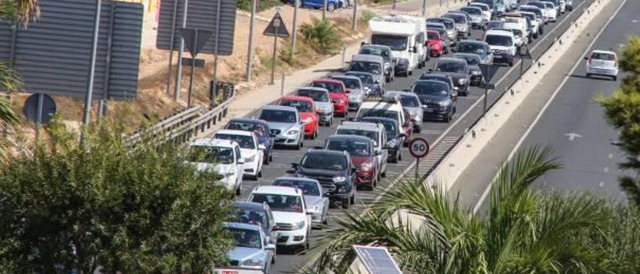 Una imagen de la retención formada ayer vista desde la pasarela peatonal que cruza la N-332 en Cabo Roig, en la zona de Orihuela Costa.