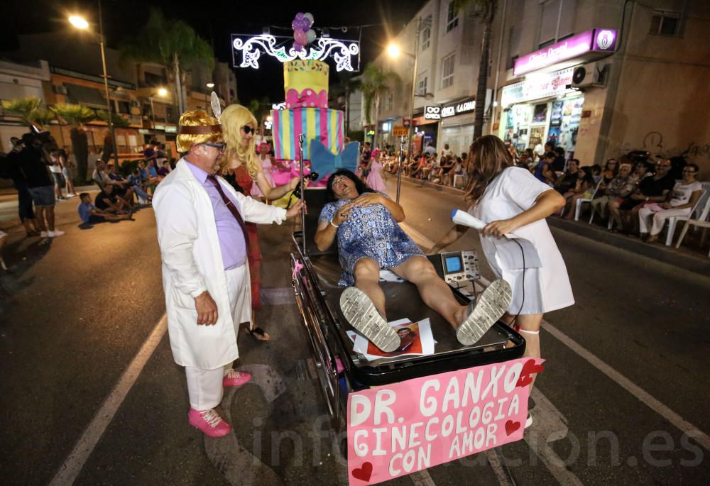 El municipio celebró su llamativa Gran Cabalgata de Disfraces dentro de los actos de las Fiestas de Agosto en honor a la Virgen de la Asunción