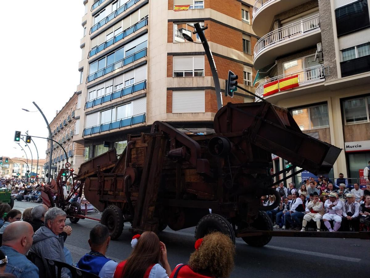 La gran trilladora centenaria de Los Dolores.