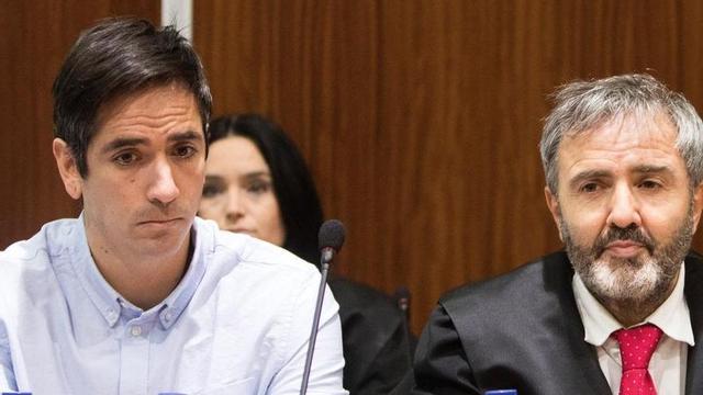Rodrigo Lanza (i), junto a su abogado.