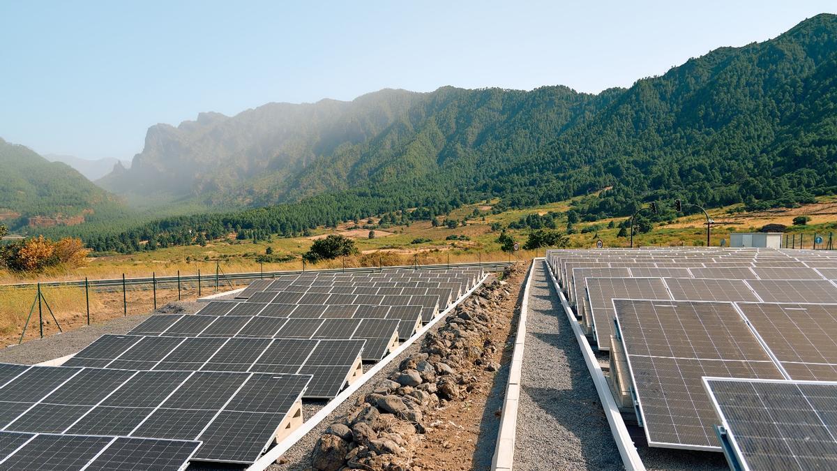 Planta solar en el túnel de La Cumbre, en La Palma.