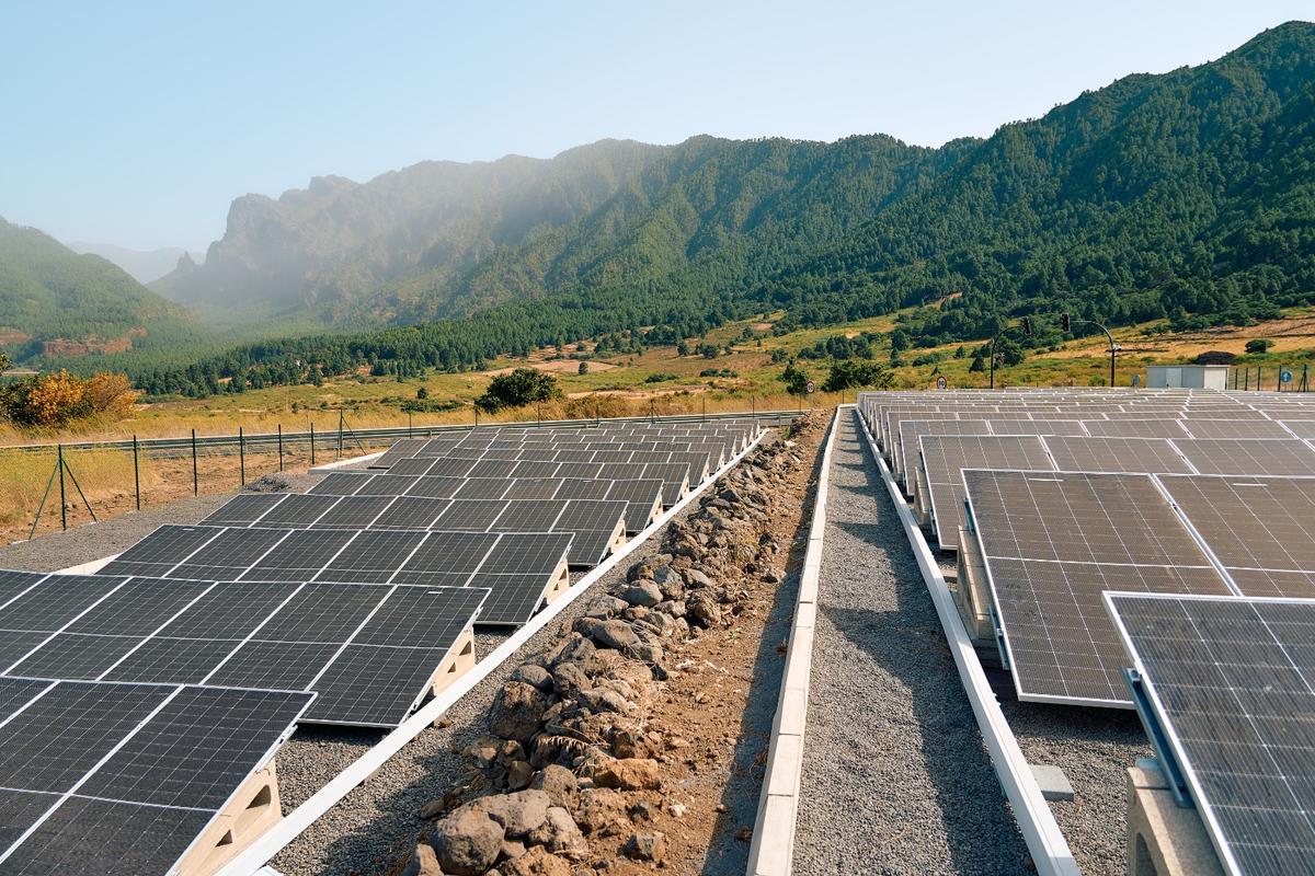 Planta solar en el túnel de La Cumbre, en La Palma.