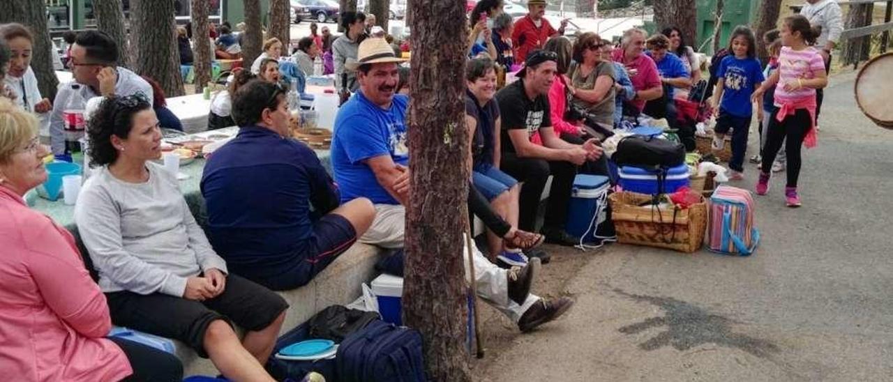 Participantes en la romería celebrada ayer en A Lanzada. // Muñiz