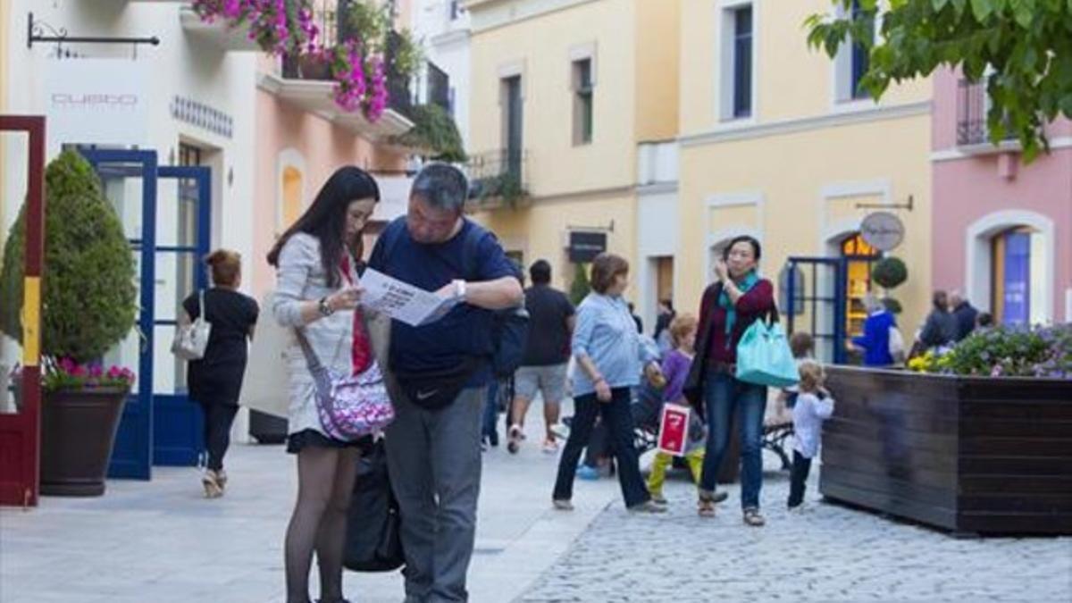 Varios turistas orientales en La Roca Village.