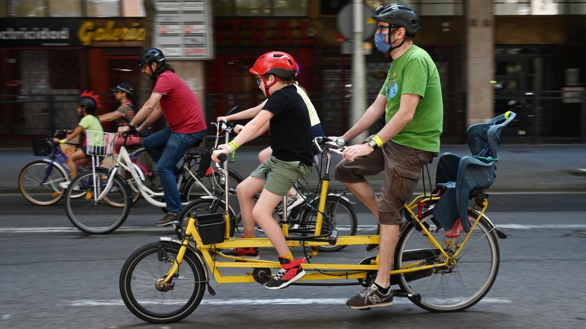 La manifestación festiva de bicicletas por la calle de Floridablanca en Barcelona