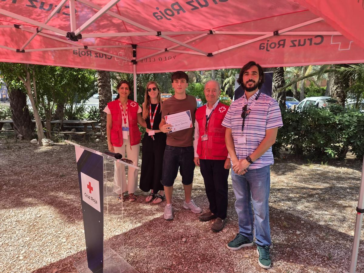 Los jóvenes recibieron su título de manos del presidente de la Asamblea Local de Elche de Cruz Roja