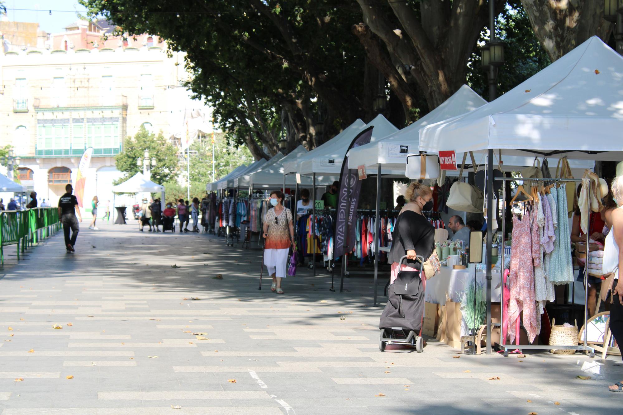 El "Mercat Re(V)aixes" omple de comerç la Rambla de Figueres