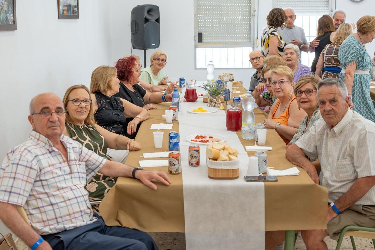 Los mayores de Nueva Ciudad disfrutan de una jornada gastronómica y de convivencia dentro de su Semana Cultural.