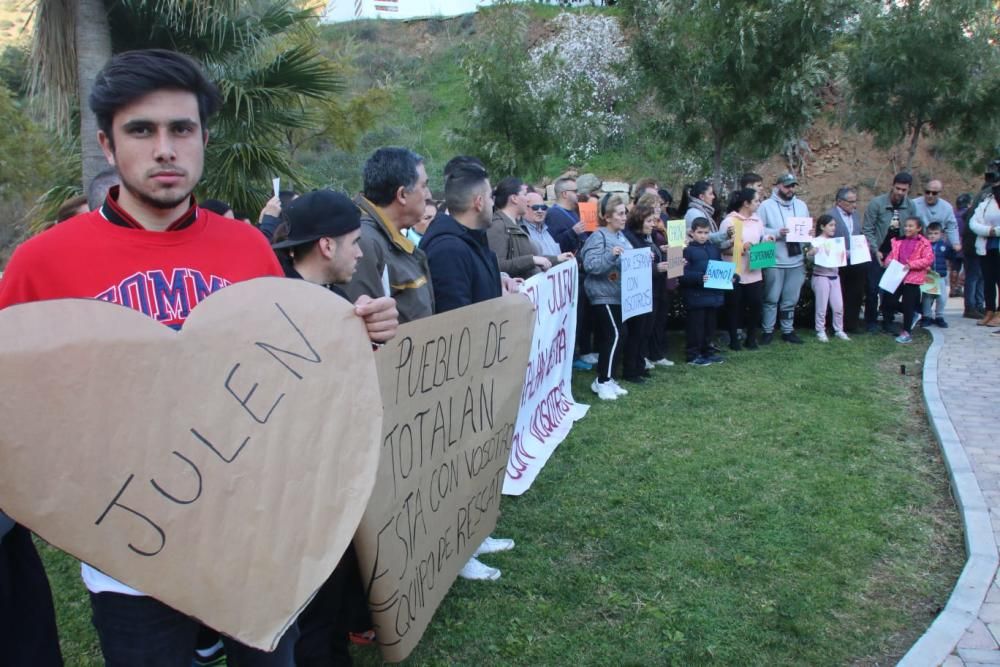 Vecinos de Totalán se concentran junto a la zona cercana al pozo donde cayó Julen para mostrar su apoyo a la familia del pequeño