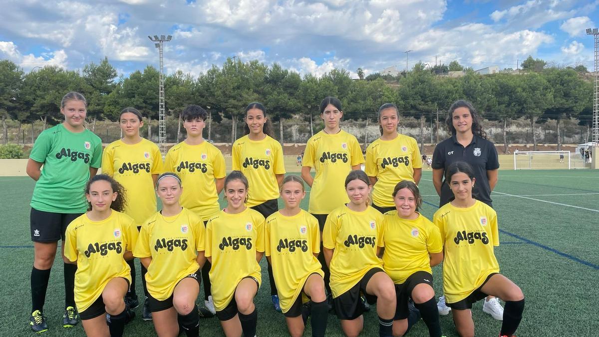 El equipo femenino de la Escuela Municipal de Fútbol de Benitatxell