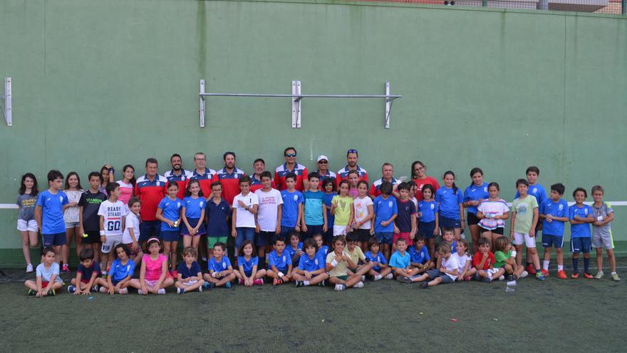 Los alumnos de la escuela, con sus monitores enla clausura del curso. portavoz