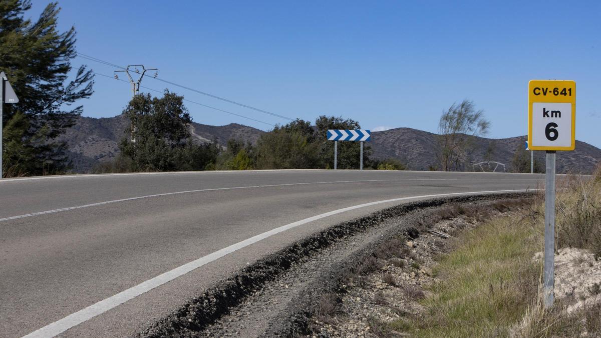 Una curva cerrada en la carretera CV-641 que será ampliada para mejorar la seguridad vial.