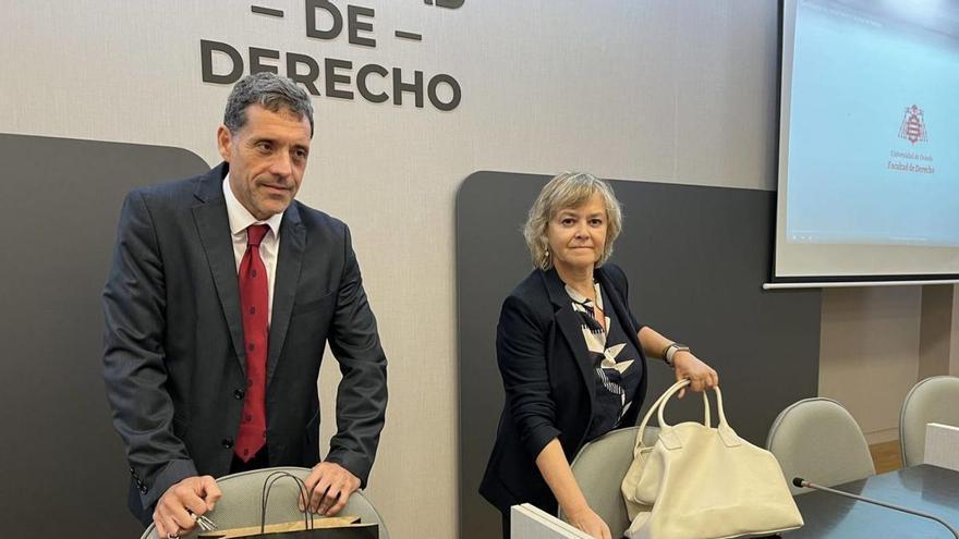 El decano de Derecho, Javier Fernández Teruelo, y la fiscal jefa antidroga, Rosa Ana Morán. | Luis Vega
