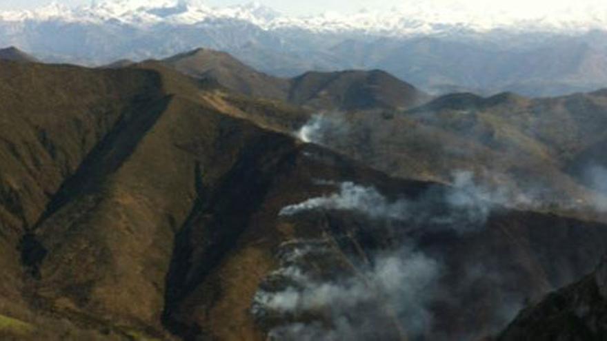 Sofocado un incendio en el monte en Cangas de Onís