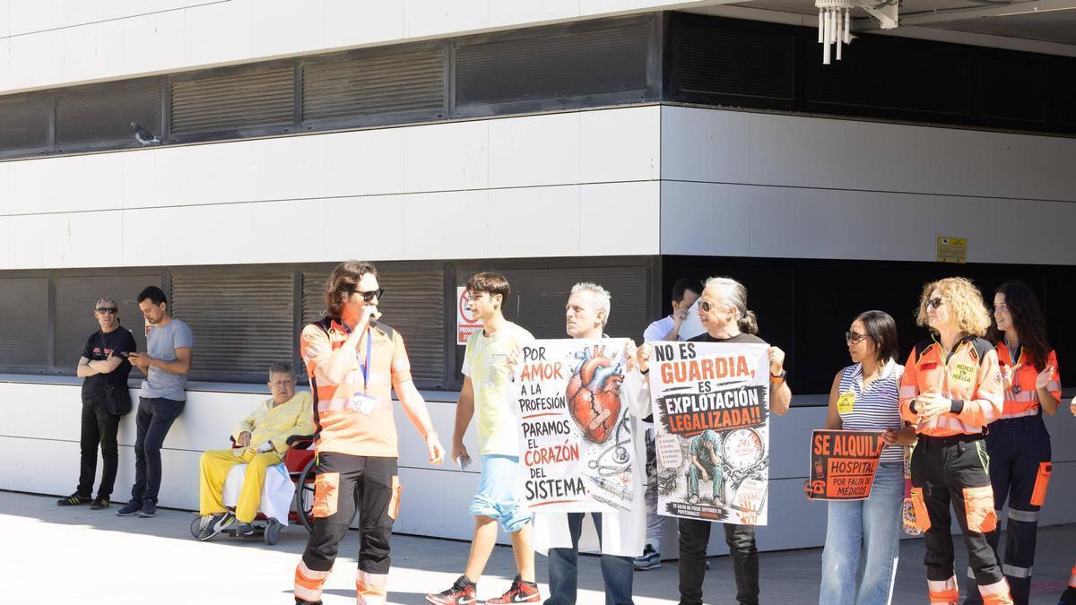 Imágenes de una concentración de la huelga de médicos en las puertas de Can Misses