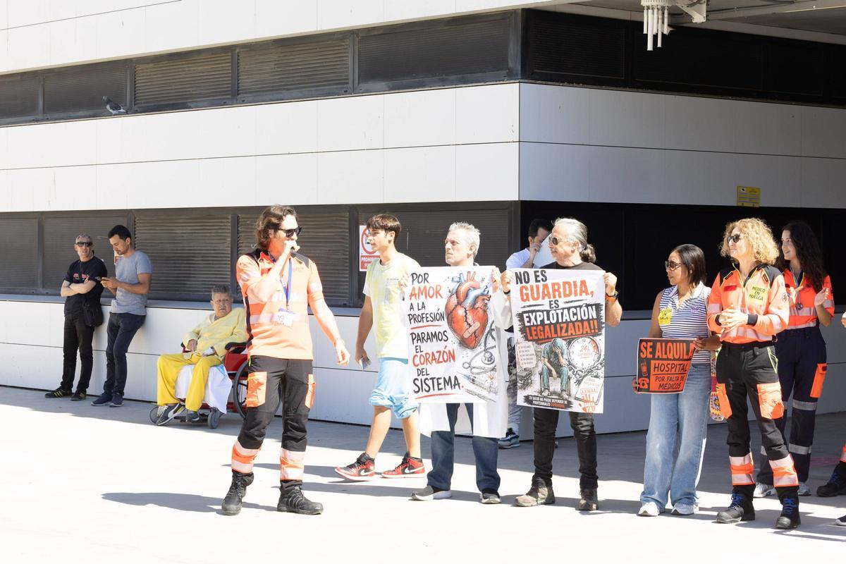 Imágenes de la concentración de la huelga de médicos en las puertas de Can Misses