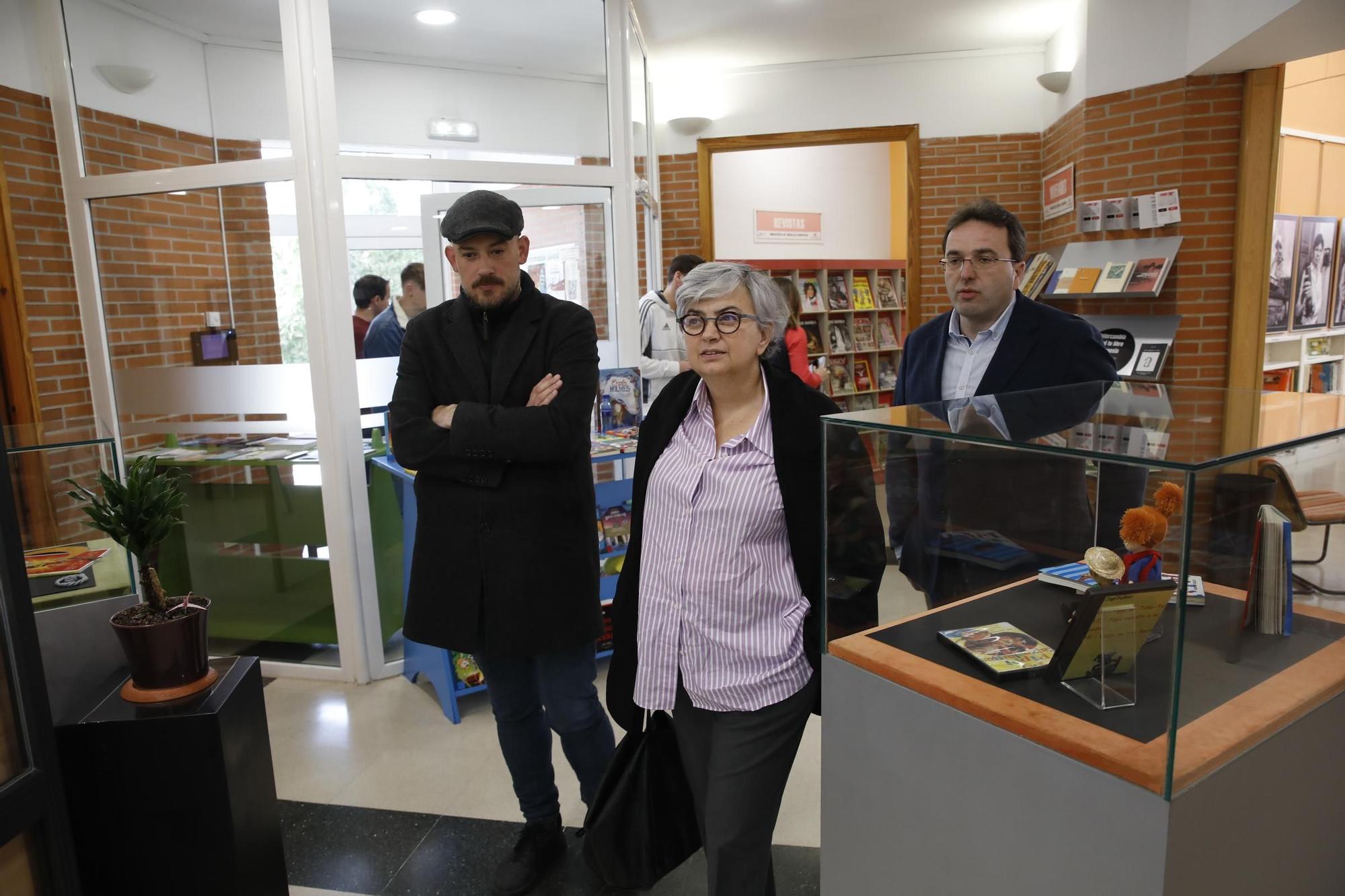En imágenes: La alcaldesa de Gijón, Ana González, visita la biblioteca de La Camocha