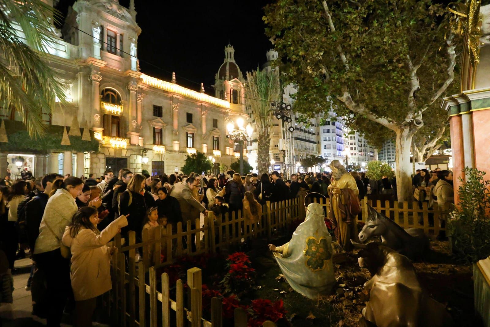 El centro de València, a reventar de gente por la decoración de Navidad