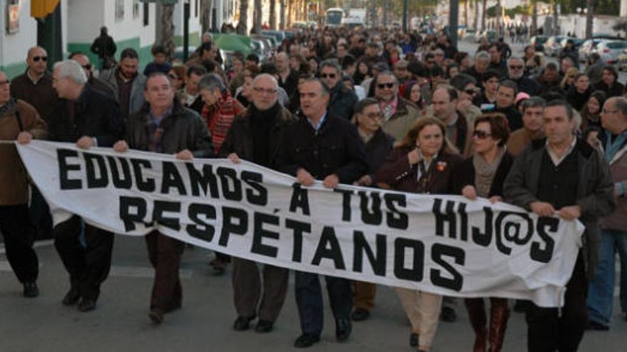 Decenas de profesores de varios centros se manifestaron ayer tarde por las calles de Vélez Málaga.