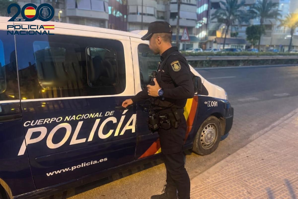 Un agente de la Policía Nacional en Palma.