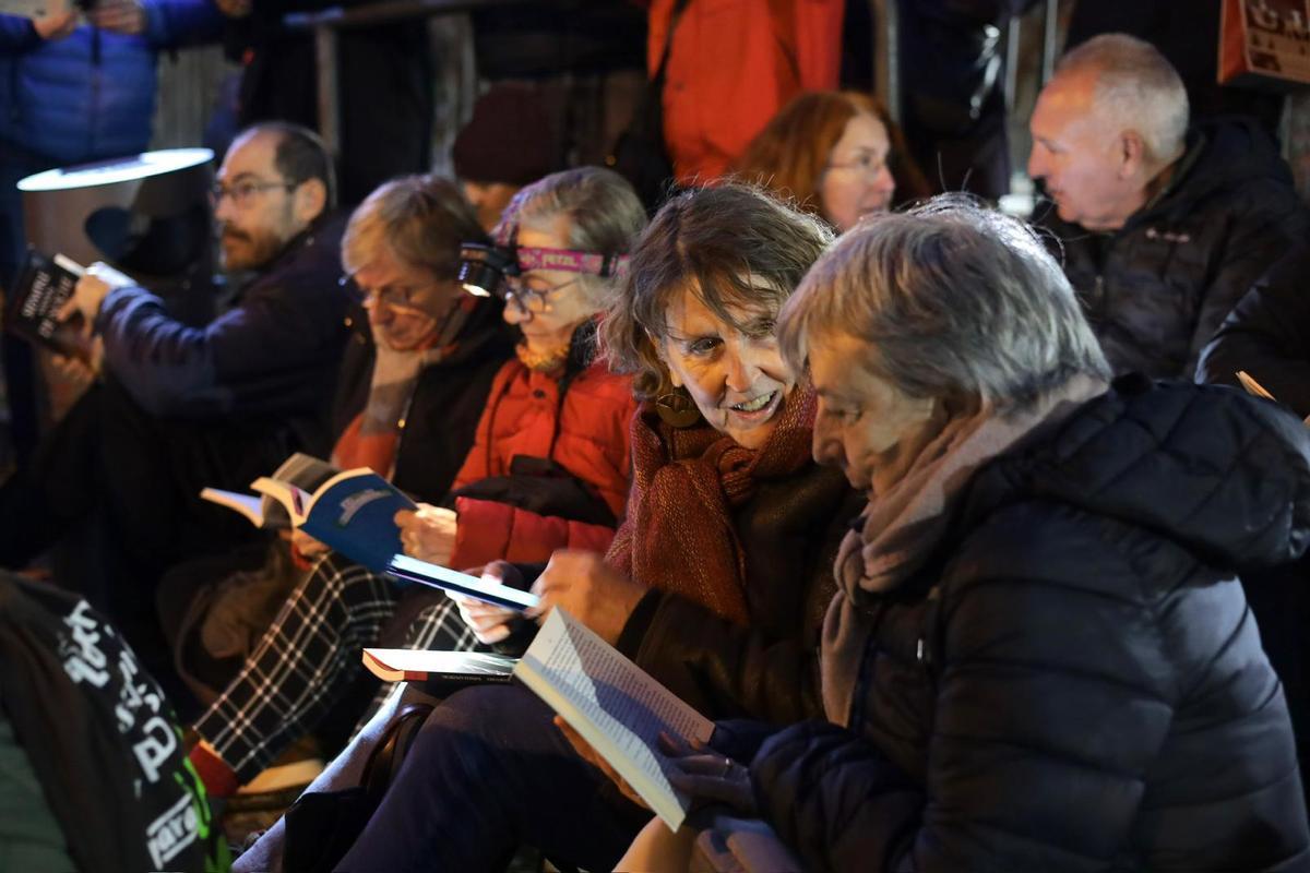 En imágenes | Decenas de personas se manifiestan contra los recortes en la Biblioteca de Aragón en Zaragoza