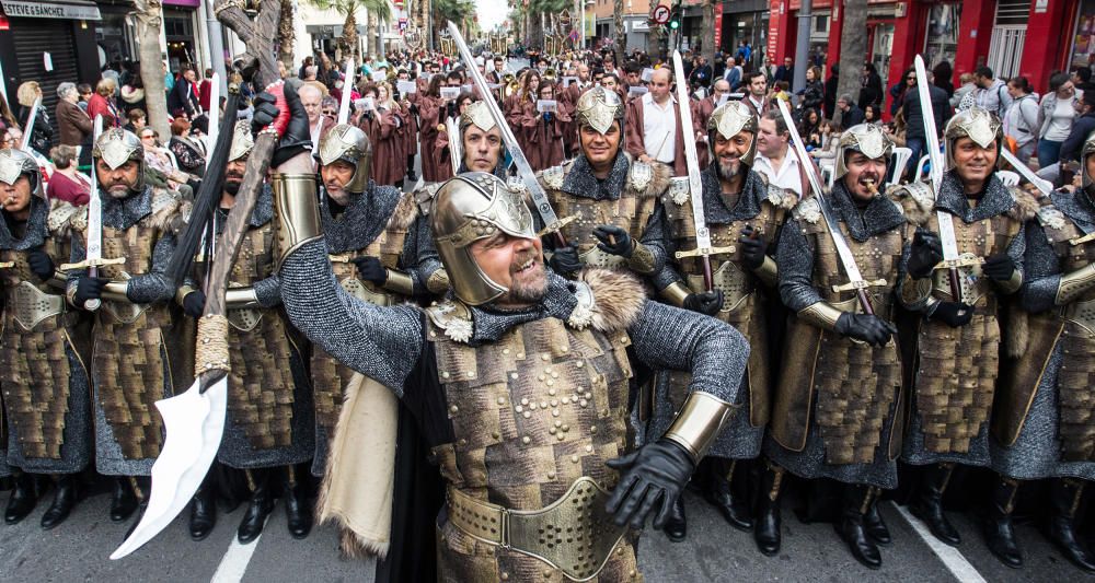 Los bailes y los trajes de los componentes de las comparsas llenaron la calle Alicante y la avenida Ancha de Castelar de colorido y originalidad.