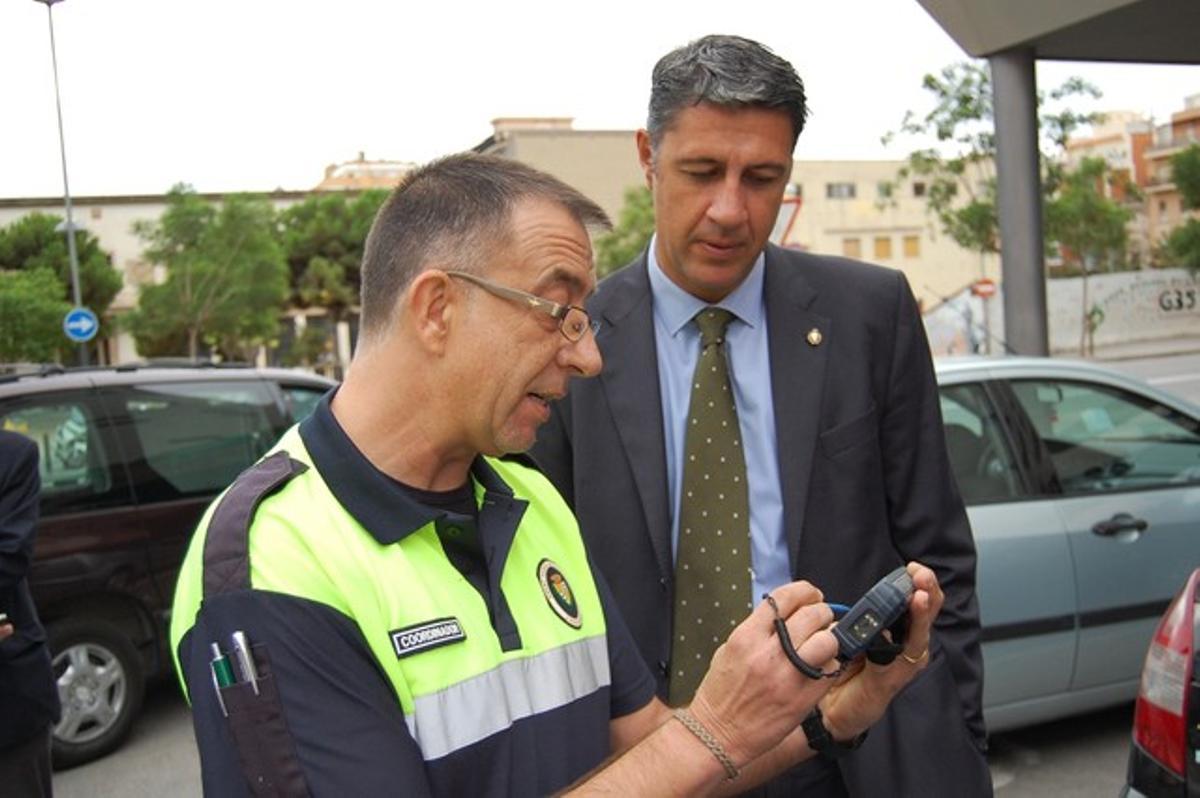 L’alcalde de Badalona, Xavier Garcia Albiol, aquest dijous durant la presentació del servei que permet pagar la zona blava des del telèfon mòbil.