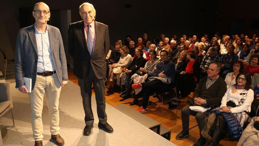 José Durán y José Antonio Marina (dcha.), ayer, en el Club FARO.