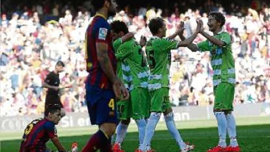 Bartra i Cesc es lamenten mentre els jugadors del Getafe celebren el 2-2, anotat per Lafita