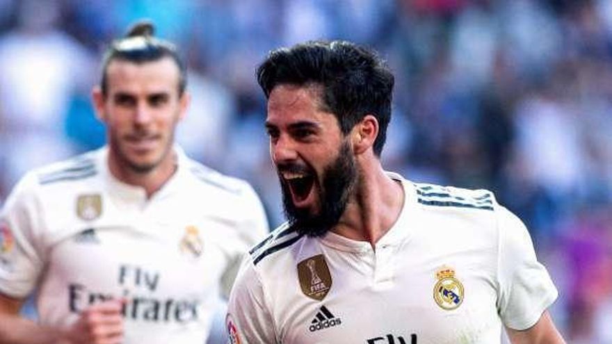 Isco, en primer término, celebra su gol, con Bale detrás, ayer.