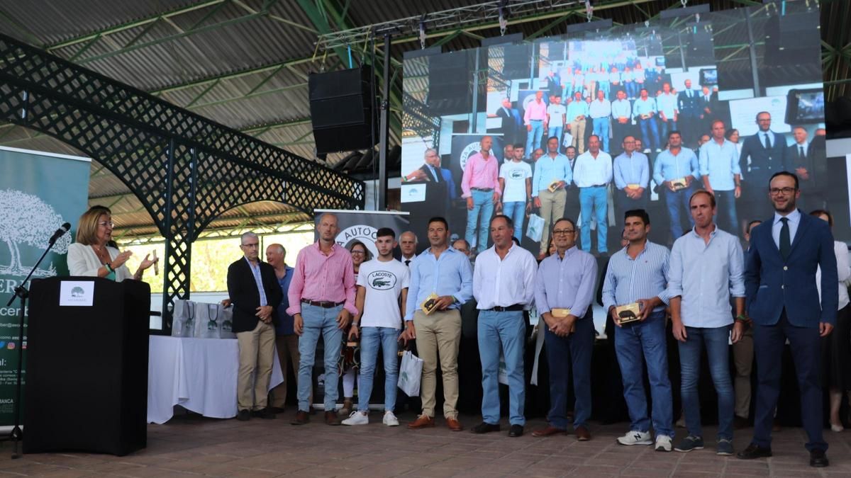 Elena Diéguez, a la izquierda, con todos los galardonados en el 37 concurso morfológico del porcino ibérico.