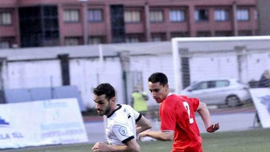 Annunziata trata de controlar el balón ante el marinista Borja Álvarez.