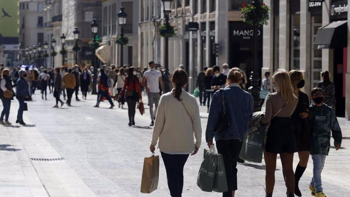 Mujeres de compras en la calle Larios, en el centro histórico de Málaga.