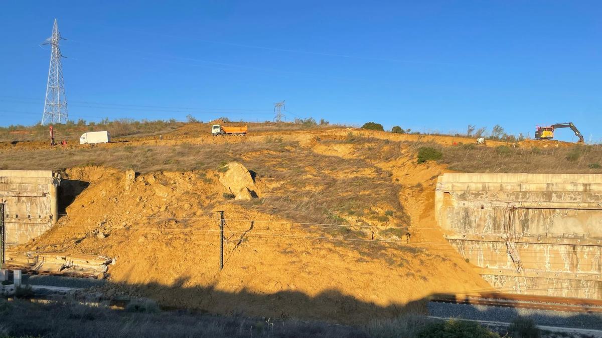 Corte de la vía del AVE en Álora