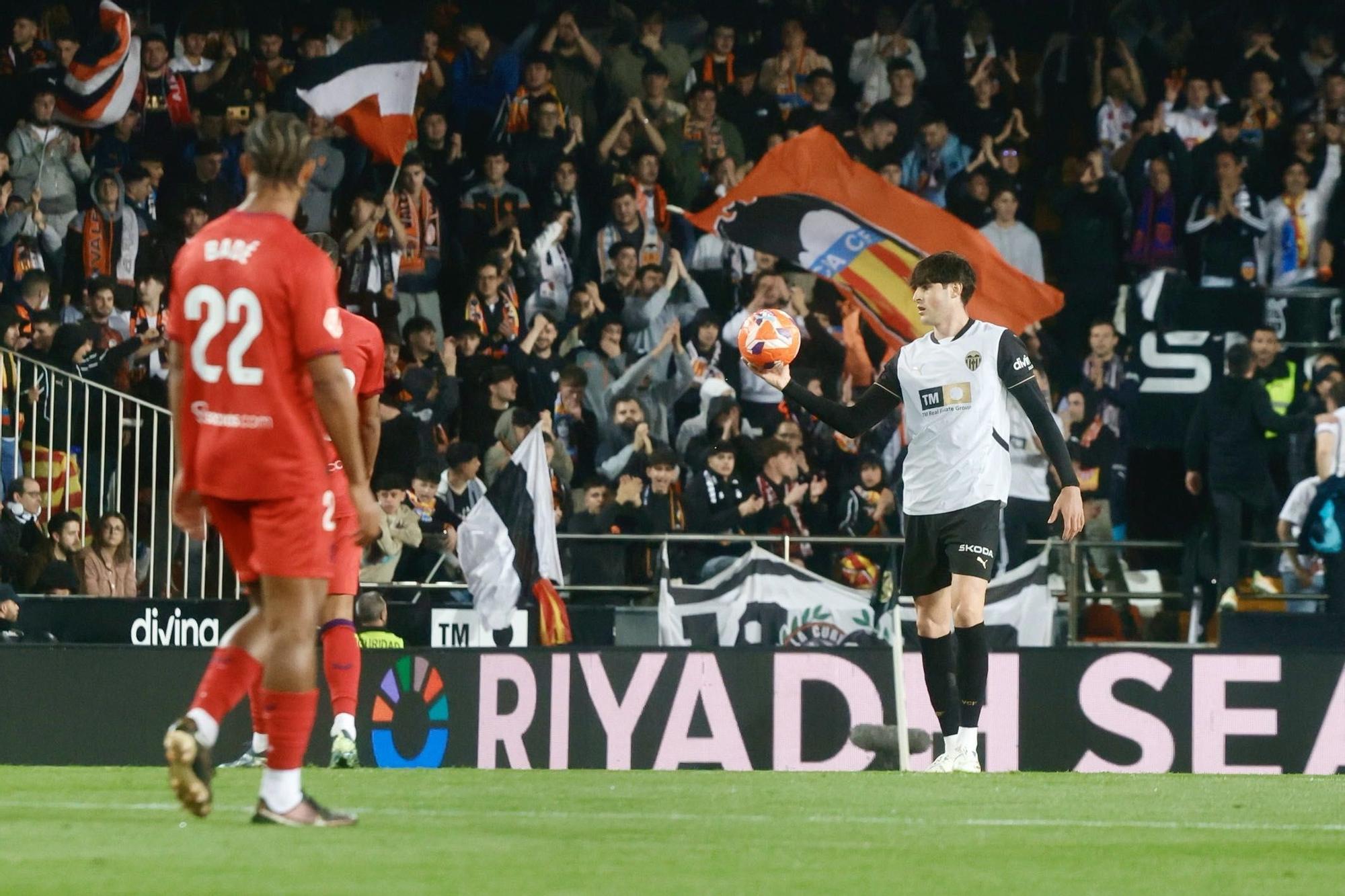 El Valencia CF - Sevilla en Mestalla, en imágenes