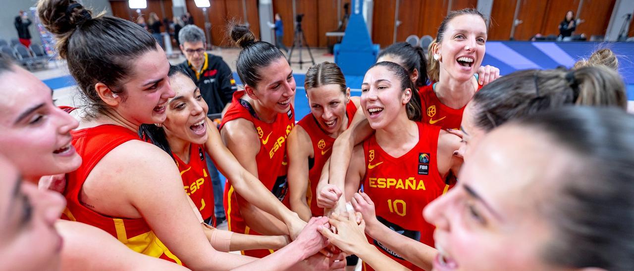 Jugadoras de la selección femenina de baloncesto en un partido del Preeuropeo.
