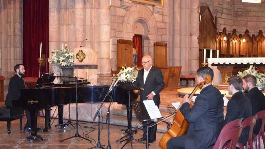 Joaquín Pixán, en el centro, en un momento de su concierto, ayer, en la basílica de Covadonga. | Borja García
